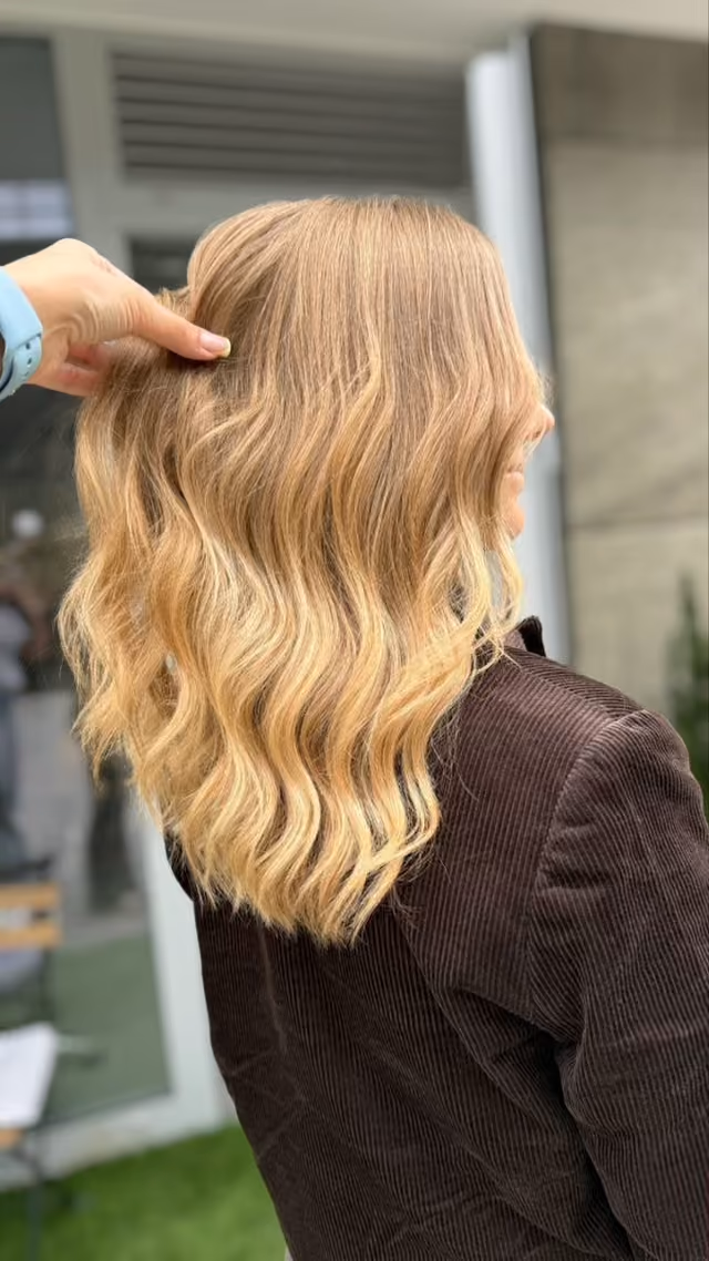 Koloryzacja: ciepły blond, fale