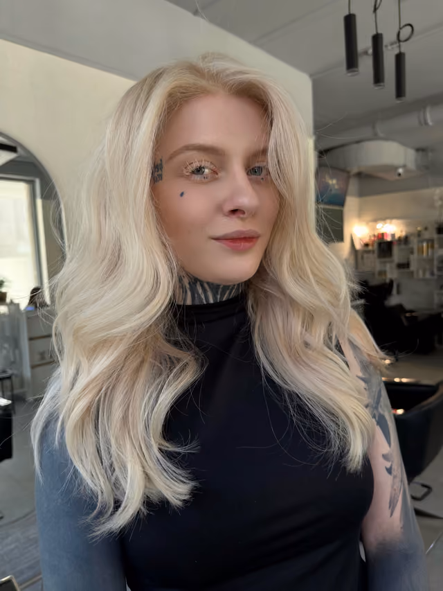 Koloryzacja: platynowy blond, długie fale