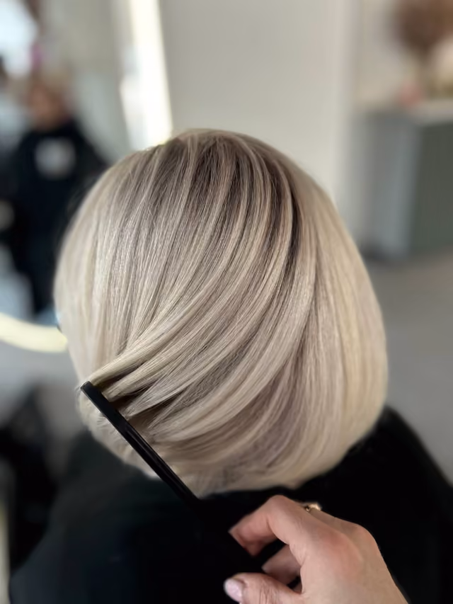Włosy: blond bob